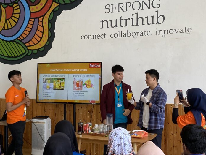 Melalui acara bertajuk Grow with NutriSari, NutriSari mengajak para pedagang dan mitra UMKM untuk tumbuh bersama melalui sejumlah inisiatif yang digelar hari ini, yakni sesi Tea Mixology Feast yang mengajak peserta berkreasi dengan inspirasi kreasi menu minuman kekinian menggunakan NutriSari