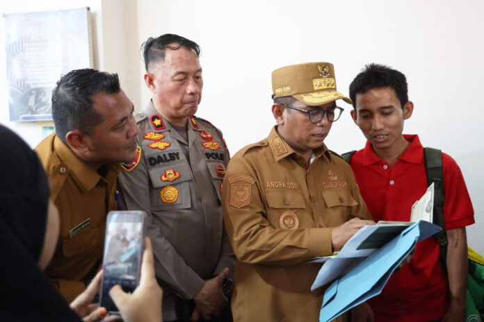 Gubernur Banten, Andra Soni meninjau pelayanan di UPT Samsat Ciledug, Kota Tangerang.