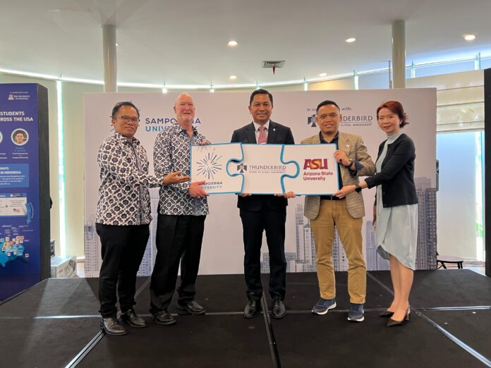 Sampoerna University, institusi yang berkomitmen untuk membentuk pemimpin masa depan Indonesia melalui pendidikan berstandar internasional, meluncurkan Program Master bekerja sama dengan Thunderbird School of Global Management, Arizona State University (ASU)