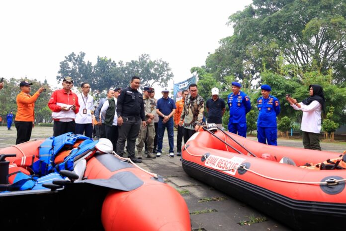 Wakil Wali Kota Tangerang Selatan (Tangsel) Pilar Saga Ichsan melepas tim gabungan untuk melanjutkan pembersihan di Sungai Angke.