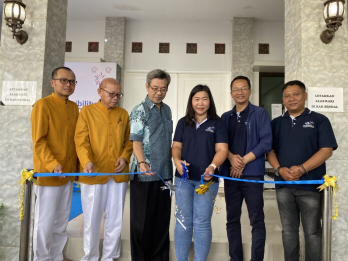 Hari Waisak 2025 dijadikan WOM Finance untuk menyalurkan bantuan CSR ke Vihara Cetiya Anurudha di Pondok Jagung Timur, Serpong Utara, Kota Tangsel, pada Kamis (15/5/2025).