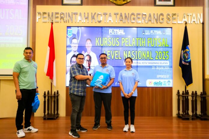 Wakil Wali Kota Tangerang Selatan Pilar Saga Ichsan secara resmi membuka Kursus Pelatih Futsal Level Nasional 2025 yang digelar di Ruang Blandongan, Puspemkot Tangsel, Senin (23/6/2025).