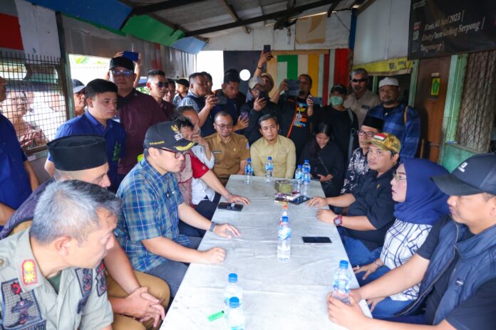 Wakil Wali Kota Tangerang Selatan Pilar Saga Ichsan memimpin langsung pembongkaran puluhan bangunan liar di Kawasan Roxy, Ciputat pada Senin (23/6/2025).