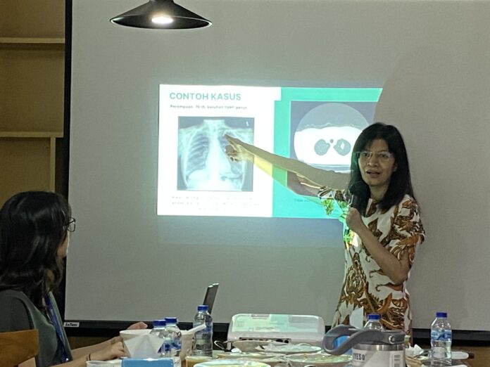 Prof. Dr. dr. Allen Widysanto, Sp.P, Dokter Spesialis Paru Siloam Hospitals Lippo Village.