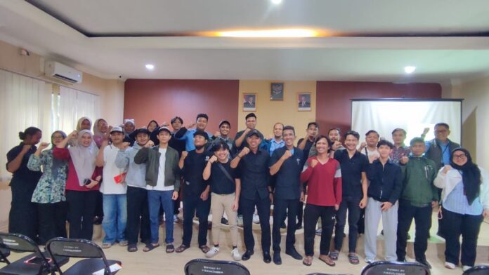 Dalam rangka memperingati Hari Sumpah Pemuda 2025, PT Indah Kiat Pulp and Paper (IKPP) Tangerang menggelar kegiatan sosialisasi bahaya HIV/AIDS dan Pencegahan, Pemberantasan, Penyalahgunaan, serta Peredaran Gelap Narkotika (P4GN) bagi para pemuda di Kelurahan Pakulonan, Serpong Utara, pada Selasa (28/10/2025).