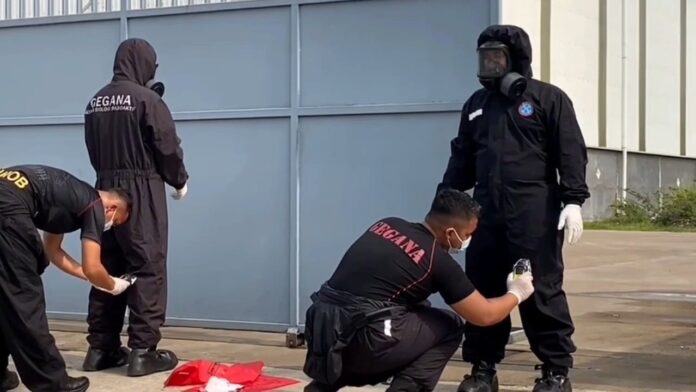 Pemeriksaan Tim Gegana di Kawasan Industri Modern Cikande, Banten yang terpapar Radioaktif Cesium-137.