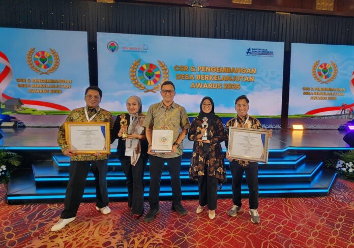 Tim CSR Sinar Mas Land secara simbolis menerima penghargaan CSR & PDB Award 2025 kategori Gold untuk program Kemitraan Pertanian Lokal dan kategori Silver untuk program Kampung Dolanan Khatulistiwa.