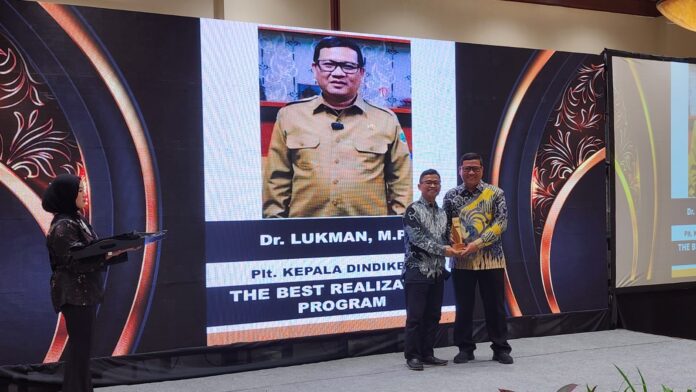 Plt Kadindikbud Banten saat menerima penghargaan The Best Realization Program Sekolah Gratis di Ajang Achievment Tangerangpos Award 2025