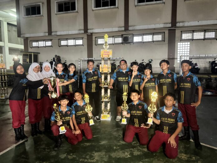 SDN Puspiptek sukses tampil gemilang pada ajang Lomba Keterampilan Baris-Berbaris (LKBB) Galaksi XII, Minggu (14/12/2025), dan keluar sebagai Juara Umum.