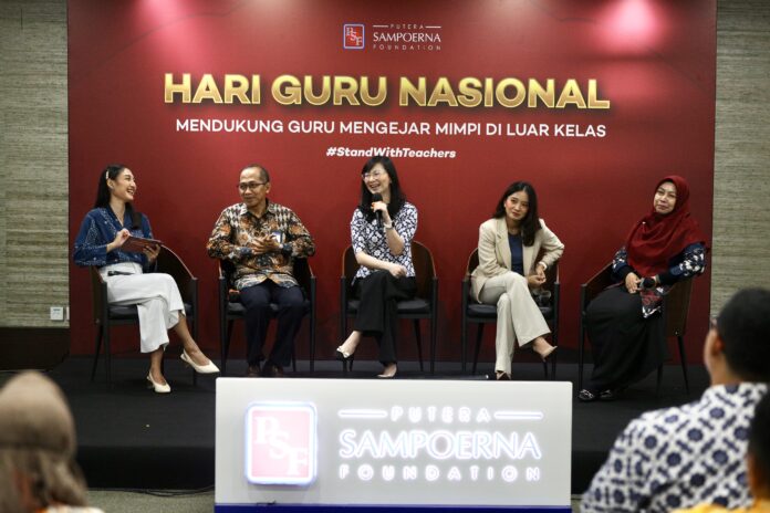 Juliana selaku Head of Program Development and Guru Binar, Putera Sampoerna Foundation menyampaikan bahwa guru memegang peran yang sangat besar dalam membentuk masa depan bangsa. Akan tetapi, para guru sampai sekarang ini belum mendapatkan dukungan optimal terhadap kesejahteraan dan pengembangan diri. Hal inilah yang melatarbelakangi Putera Sampoerna Foundation mengusung kampanye #StandWithTeachers.