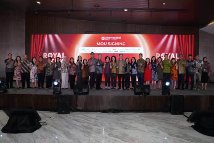 Jajaran Direksi Sinar Mas Land bersama perwakilan 22 bank partner selepas penandatanganan Memorandum of Understanding (MoU) untuk memberikan kemudahan pembiayaan properti bagi konsumen dalam National Sales Sinar Mas Land bertajuk Royal Key.