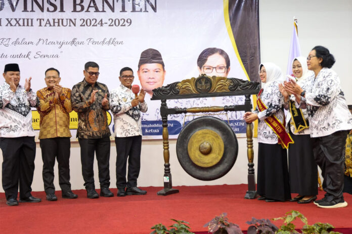 Gubernur Banten, Andra Soni bersama Ibu Tinawati Andra Soni menerima penghargaan bergengsi dari Pengurus Besar Persatuan Guru Republik Indonesia (PB PGRI)