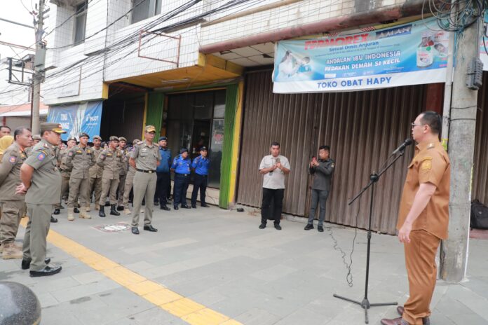 Wali Kota Serang, Budi Rustandi, menginstruksikan Satuan Polisi Pamong Praja (Satpol PP) Kota Serang untuk menjaga dan mengawasi kawasan Royal Baroe yang kini berkembang menjadi destinasi wisata baru di Kota Serang.