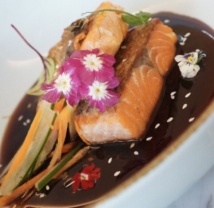 Hotel Santika Premiere Bintaro menghadirkan promo kuliner terbaru dengan menu Salmon Teriyaki, Chicken Betutu, dessert, dan minuman spesial dengan harga terjangkau.