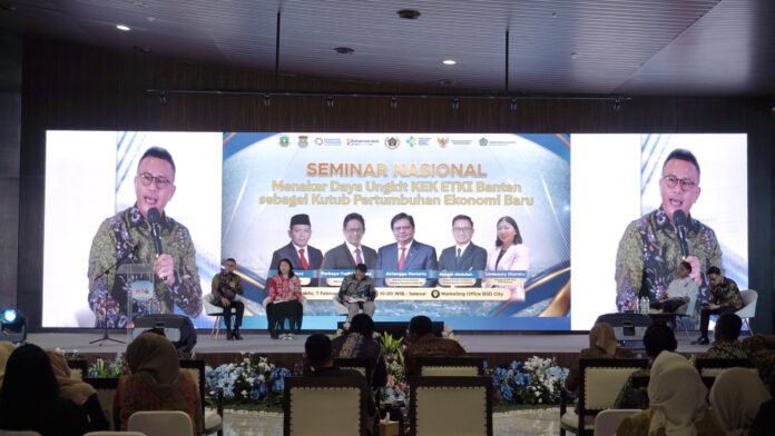 Seminar Nasional bertema ‘Menakar Daya Ungkit KEK ETKI Banten sebagai Kutub Pertumbuhan Ekonomi Baru’ menghadirkan pembicara yakni Edwin Manansang (Sekjen Dewan Nasional Kawasan Ekonomi Khusus), Asnawi Abdullah (Kepala Badan Kebijakan Pembangunan Kementerian Kesehatan), Iwan Hermawan (Kepala Dinas Perindustrian dan Perdagangan Provinsi Banten), Lindawaty Chandra (Kepala BUPP KEK ETKI Banten).