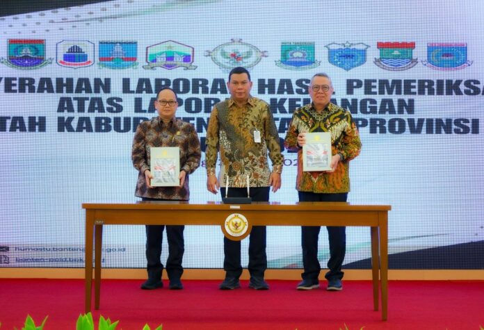 Walikota Tangsel Benyamin Davnie saat menerita penghargaan WTP dari BPK.